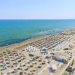 Apartmanhotel In Alezzi Odyssey Pool & Năvodari